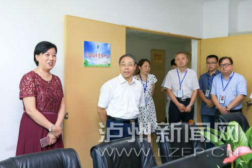 昨日，蔣輔義（左二）看望慰問市創(chuàng)文指揮部同志們 。記者 牟科 攝