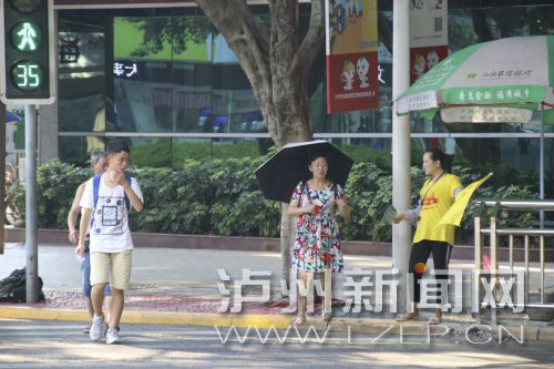 絕大多數(shù)市民都做到了自覺禮讓斑馬線，不橫穿馬路，不翻越欄桿，做到車讓人、人讓車2.JPG