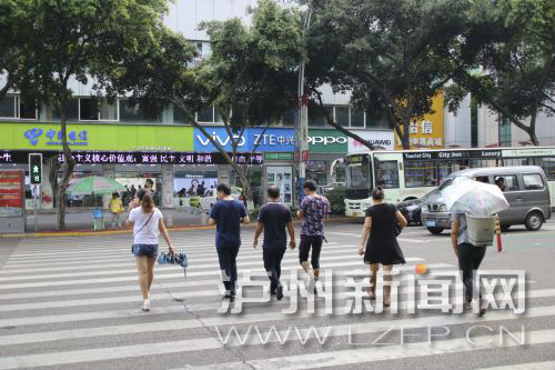 絕大多數(shù)市民都做到了自覺禮讓斑馬線，不橫穿馬路，不翻越欄桿，做到車讓人、人讓車