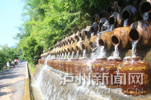 花田酒地景區(qū)酒壇倒出了水的靈動(dòng)。